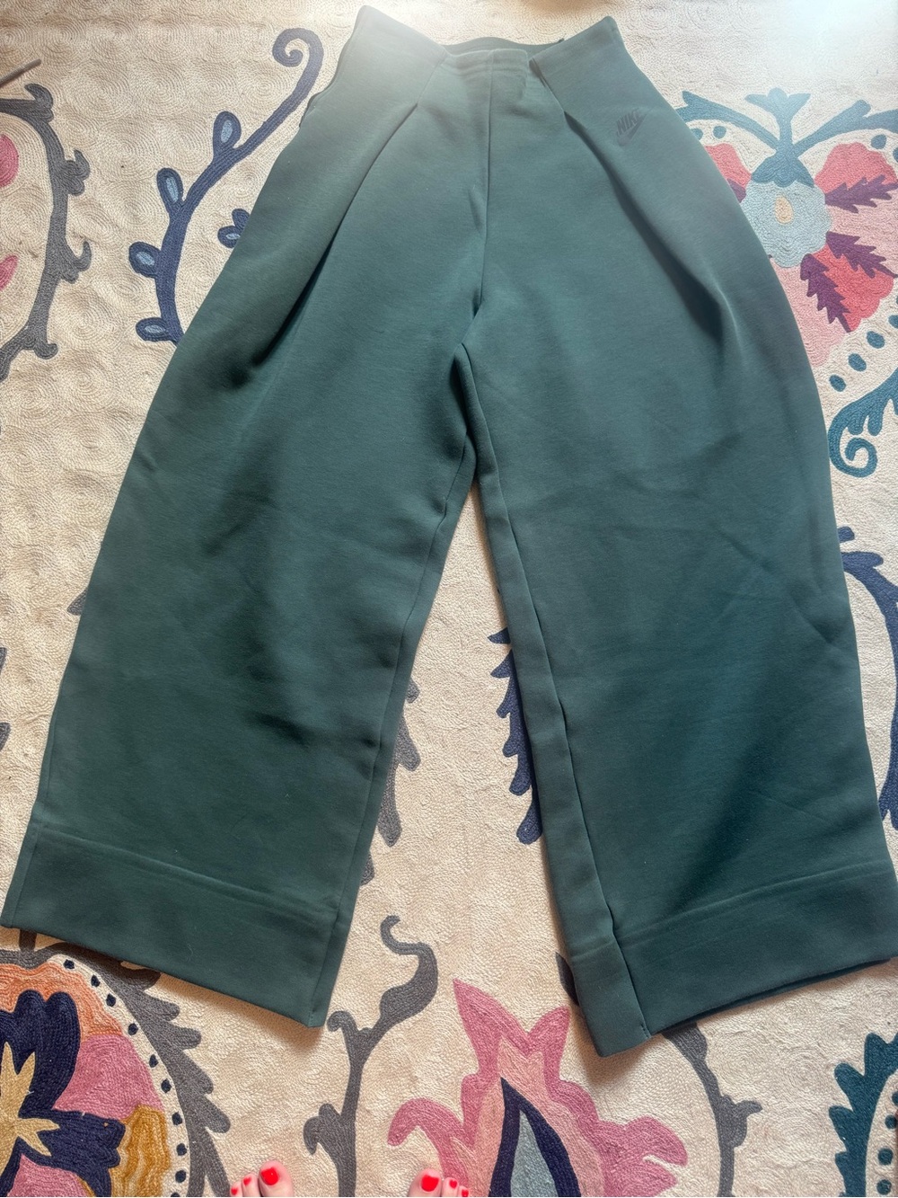 Nike Women’s Wide-Leg pleated sweat pants in Dark Green